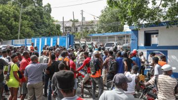 La multitud rodea la comisaría de Petionville, donde están detenidos los acusados del asesinato del presidente Jovenel Moise.