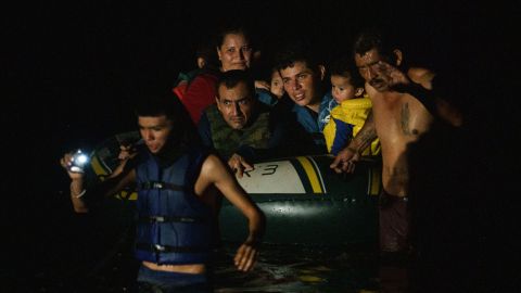 Coyotes empujan en balsas a los migrantes en el Río Bravo, cerca de Roma, Texas.