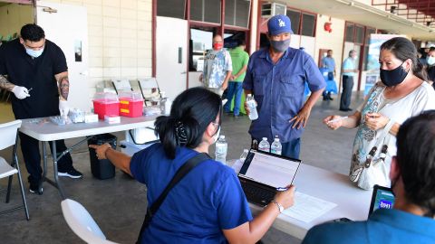 Personas acuden a vacunarse en una clínica móvil en el este de Los Ángeles.