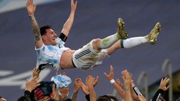 Messi fue aupado por sus compañeros de la albiceleste tras coronarse campeón de Copa América.