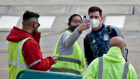 Horas después Leo pudo abordar su avión privado con destino a Buenos Aires.