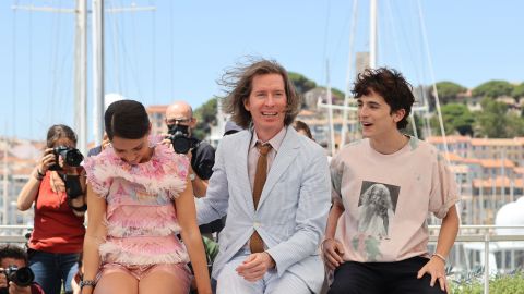 Lyna Khoudri, Wes Anderson y Timothee Chalamet.