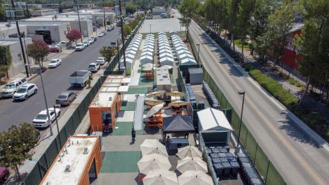 Casas prefabricadas y diminutas es la solución temporal para los sin techo del Los Angeles.