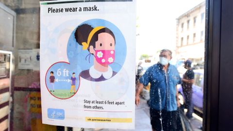 Un letrero en una tienda recuerda a las personas que deben usar mascarilla en Los Ángeles.