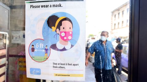 Un letrero en una tienda recuerda a las personas que deben usar mascarilla en Los Ángeles.