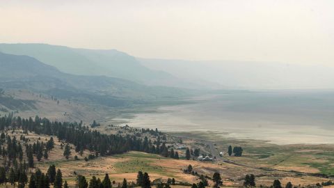 El humo del incendio Bootleg se asienta en la cuenca de Summer Lake en Oregon el 25 de julio de 2021.