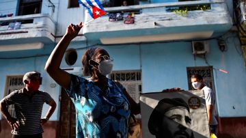 Una mujer celebra el 68 aniversario del ataque al cuartel Moncada en Cuba, el 26 de julio.