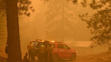 Nueva ola de calor dificulta el control de los grandes incendios en California