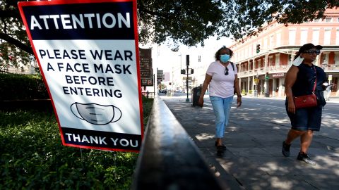 Louisiana restableció el uso de mascarillas en interiores recientemente.