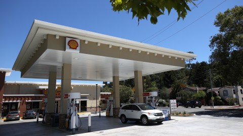 Tapabocas con símbolo de odio se vende en estación de servicio Shell.
