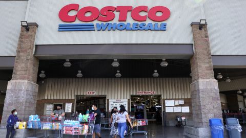 Costco mantiene su horario reducido para adultos mayores ante el aumento de casos de coronavirus-GettyImages-1304106723.jpeg