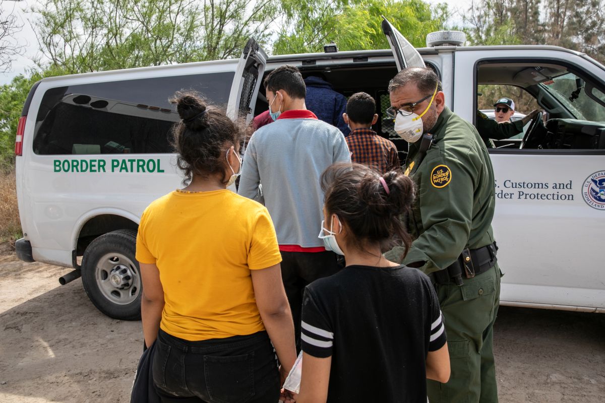 Biden reanuda los vuelos de ICE para expulsar de forma rápida a familias migrantes centroamericanas