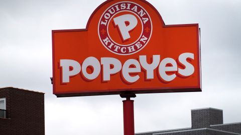 Popeyes lanza sus nuevos nuggets en medio de la escasez de pollo-GettyImages-1316692351.jpeg