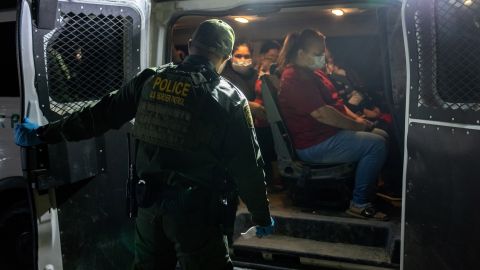 El DHS retoma estrategia de deportación acelerada de familias.