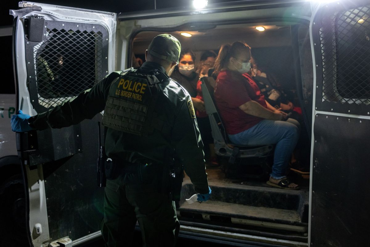 Grupos contra inmigrantes acusan que éstos son culpables del aumento de casos de COVID-19.