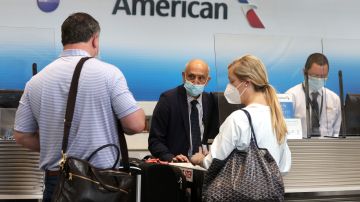 Elogian a empleado de American Airlines que negó el abordaje a una mujer que se negó a usar una mascarilla e insultó a una azafata-GettyImages-1320040357.jpeg