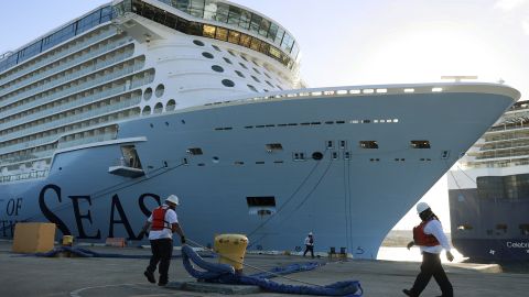 Royal Caribbean alojará a cientos de socorristas que trabajan en el derrumbe del condominio Champlain Towers de Florida-GettyImages-1322857572.jpeg