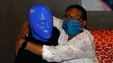 A integrante de Blue Man Group posa con una visitante en Las Vegas, donde la mascarilla regresa.