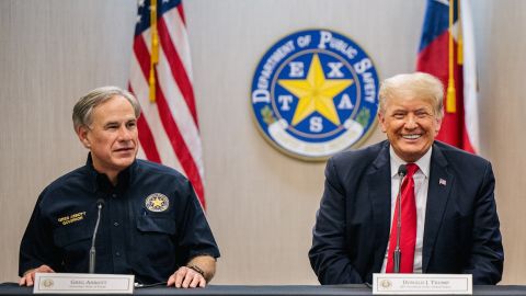 El gobernador Greg Abbott ha llevado a un nuevo nivel las políticas migratorias de Trump.