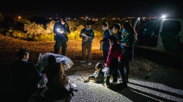 Inmigrantes son procesados por la Patrulla Fronteriza en Texas, el 1 de julio de 2021.