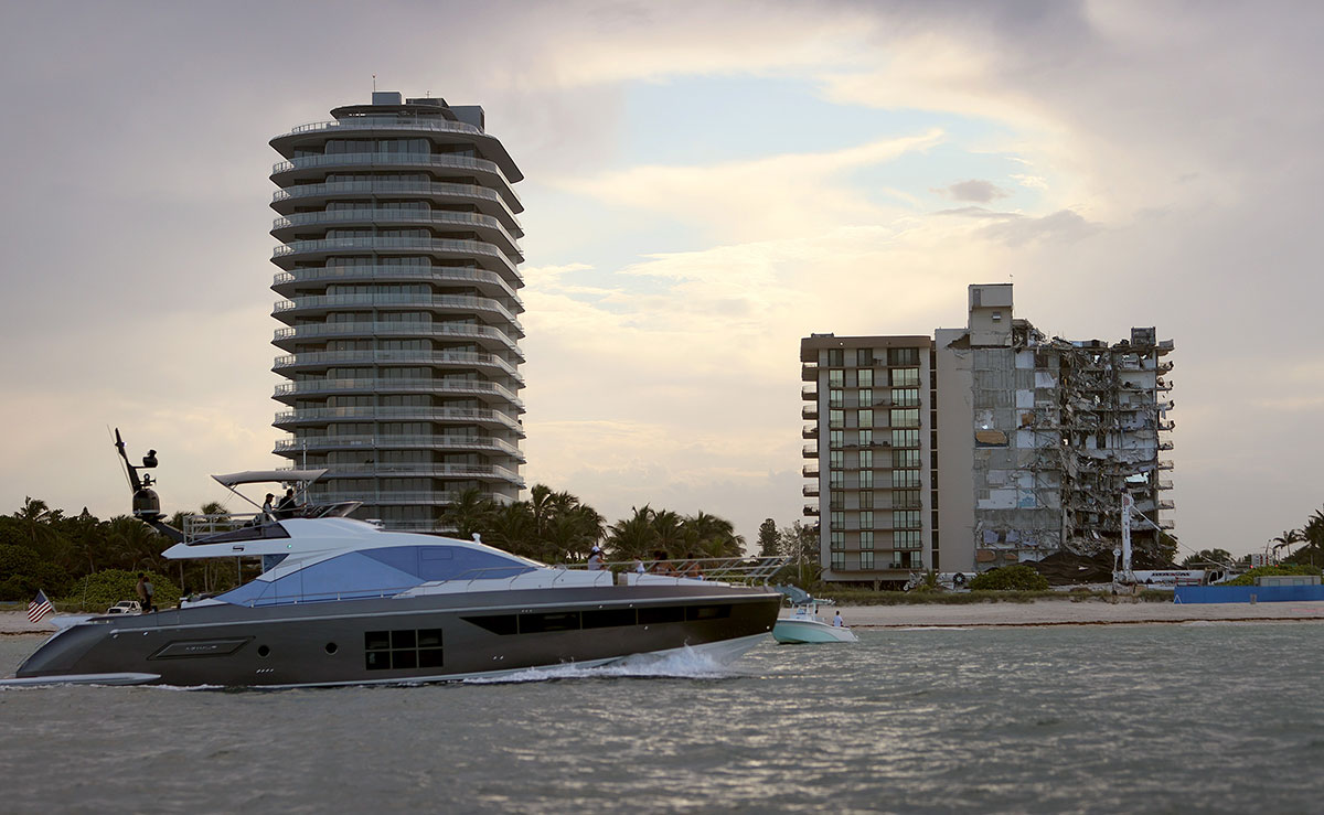 El derrumbe del edificio Champlain Towers (der.) puso en evidencia el desorden inmobiliario que persiste en Miami Beach.