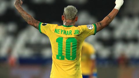 Neymar con el mítico dorsal 10.