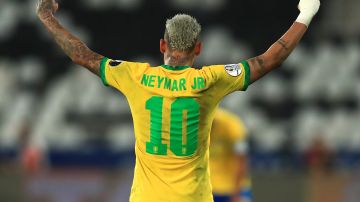 Neymar con el mítico dorsal 10.