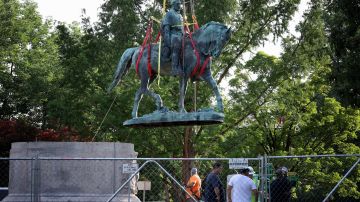 Los trabajadores retiran una estatua del General Confederado Robert E. Lee de Market Street Park en Charlottesville.
