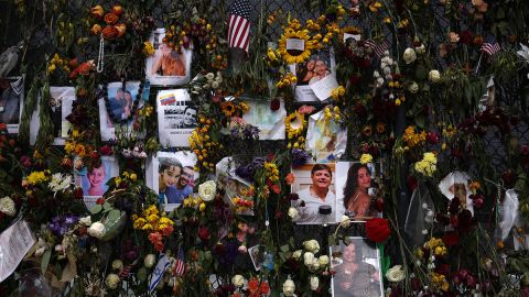 Memorial por los muertos del Champlain Towers en Miami.