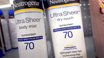 Johnson & Johnson retira del mercado protectores solares en aerosol de Neutrogena y Aveeno-GettyImages-1328940639.jpeg