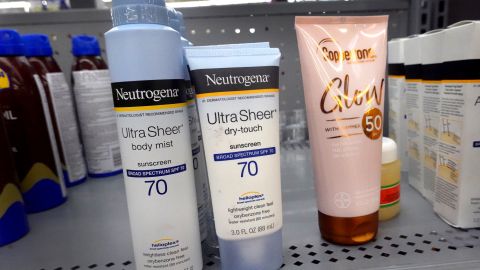 Ahora CVS y Rite Aid dejan de vender algunos protectores solares de Neutrogena y Aveeno-GettyImages-1328940673.jpeg