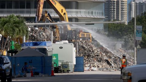 Las tareas de rescate de restos del edificio de Surfside se acercan a su final.