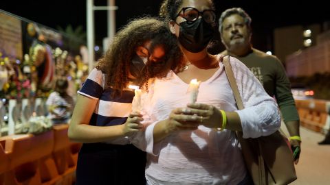 Sophia Pelayo y Dislamy Pelayo durante una vigilia el 15 de julio en Surfside, Florida.