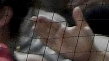 Jake Cronenworth es recibido con la cadena de jonrón de los Padres tras volarse la barda.