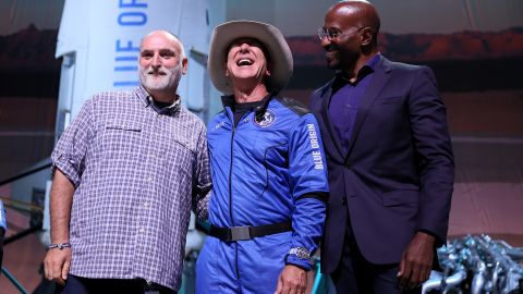 Jeff Bezos con el chef José Andrés (izq.) y el comentarista Van Jones (der.) en Van Horn, Texas.