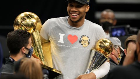 Giannis fue felicitado por Bryant cuando ganó su primer MVP.