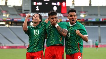 Diego Lainez, Alexis Vega y Carlos Rodriguez celebran el primer gol de México contra Francia.