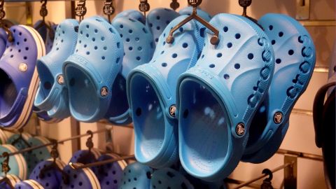 Crocs lleva a Walmart a los tribunales por imitar sus populares zapatos