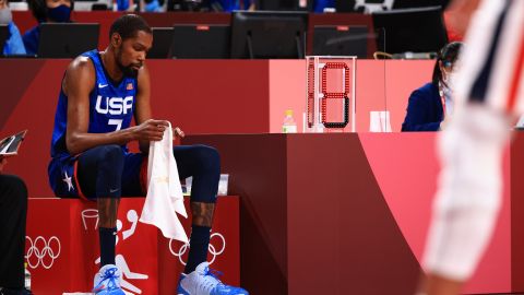 Kevin Durant tuvo que salir por acumulación de faltas.