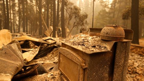 Una vivienda destruida por el incendio Dixie en Indian Falls, California.