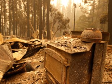 Una vivienda destruida por el incendio Dixie en Indian Falls, California.