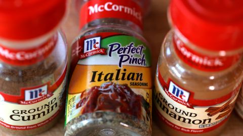 McCormick retira sazonadores de tiendas minoristas por posible contaminación por salmonela