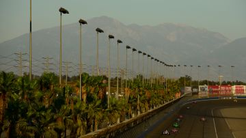 Las montañas San Gabriel vistas desde el autódromo de Fontana.
