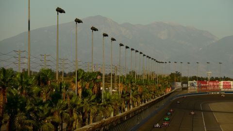 Las montañas San Gabriel vistas desde el autódromo de Fontana.