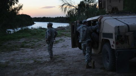 El gobernador de Texas quiere incrementar la presencia de la Guardia Nacional en la frontera.