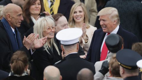 Thomas Barrack (izq.) en la ceremonia de investidura de Donald Trump en 2017.