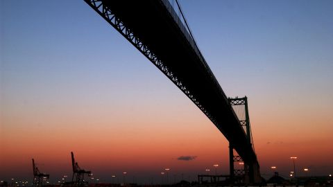 El imponente puente Vincent Thomas entre San Pedro y Long Beach.