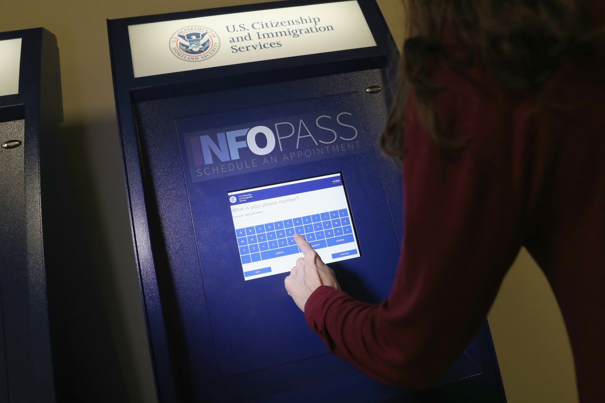 Una mujer programa una cita en un quiosco de Infopass del Servicio de Ciudadanía e Inmigración (USCIS).