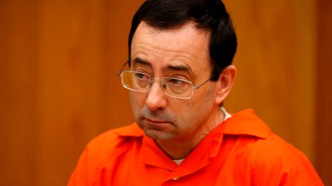 Larry Nassar, el médico que abusó a la gimnasta Simon Biles, recibió dos cheques de estímulo estando en prisión-GettyImages-9127146041.jpg