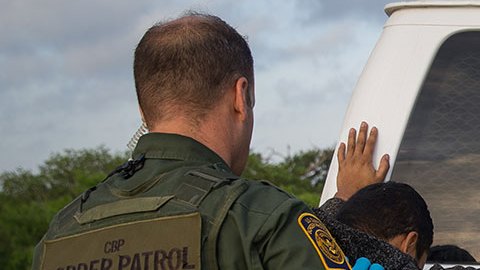Texas exige que el Gobierno de Biden aplique el Título 42 que permite expulsar indocumentados
